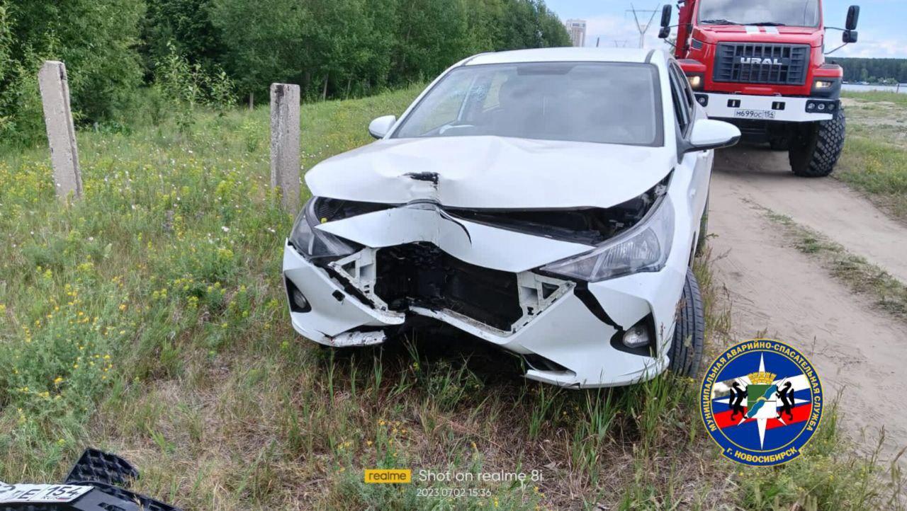 Фото В Новосибирске Hyundai Solaris врезался в столб и повредил газовый шланг 2